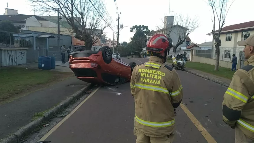 Vídeo mostra momento em que motorista de app perde controle e bate contra carro estacionado em Curitiba