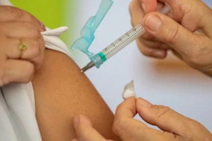 Doze unidades de saúde estendem horário de vacinação a partir desta segunda-feira em Curitiba