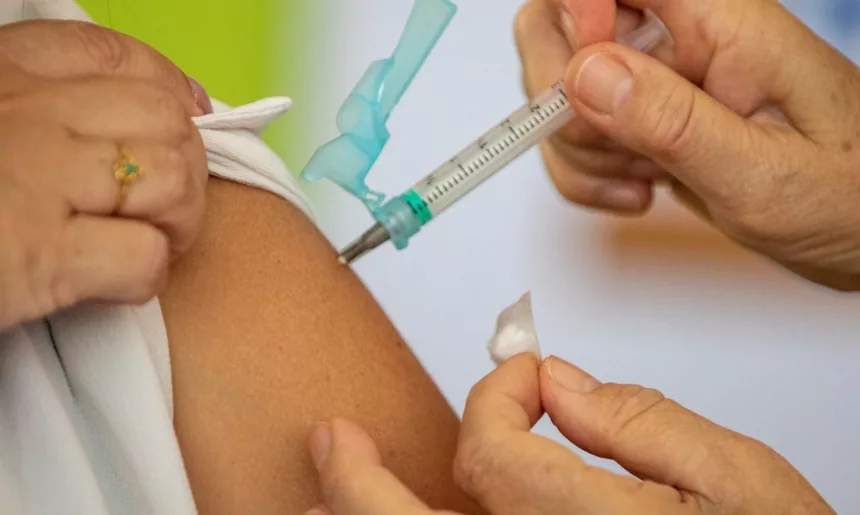 Doze unidades de saúde estendem horário de vacinação a partir desta segunda-feira em Curitiba