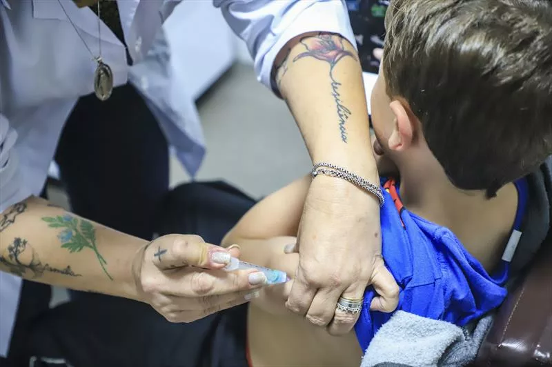 Horário estendido em 12 unidades de Saúde de Curitiba estimula a vacinação