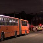 Idoso morre atropelado por ônibus em Curitiba após desembarcar do coletivo