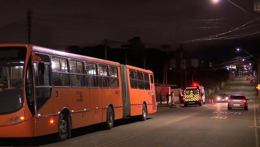 Idoso morre atropelado por ônibus em Curitiba após desembarcar do coletivo