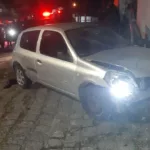 Motorista invade contramão, atinge pelo menos 5 carros e só para ao bater em muro