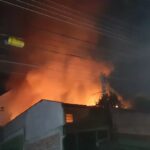 Casal é socorrido de incêndio em residência no Xaxim: “Chamavam pelos cachorros”