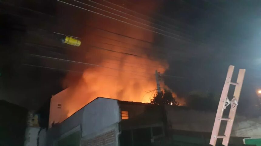 Casal é socorrido de incêndio em residência no Xaxim: “Chamavam pelos cachorros”
