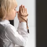 feriado religioso menino-rezando-com-crucifixo-plano-medio - gazeta do bairrojpg