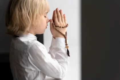 feriado religioso menino-rezando-com-crucifixo-plano-medio - gazeta do bairrojpg