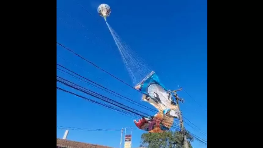 Queda de balão deixa 17 mil casas sem luz em Curitiba