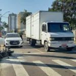 PM morre após se envolver em acidente com carro e caminhão em Curitiba