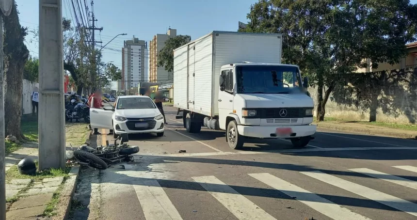 PM morre após se envolver em acidente com carro e caminhão em Curitiba