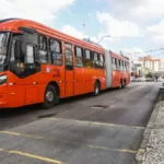 Pelo menos 9 passageiros ficam feridos após ônibus de Curitiba frear bruscamente