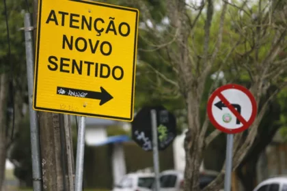 Rua de Curitiba passa a ter sentido único perto de colégio
