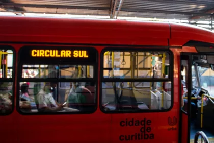 Freada de ônibus deixa 10 pessoas feridas no Sítio Cercado