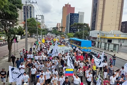 Mais de 1000 pessoas tomam as ruas do centro de Curitiba: