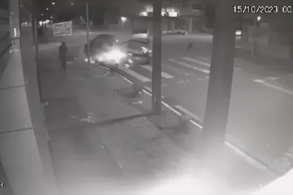 Carro invade calçada e mulher escapa de ser atropelada; assista