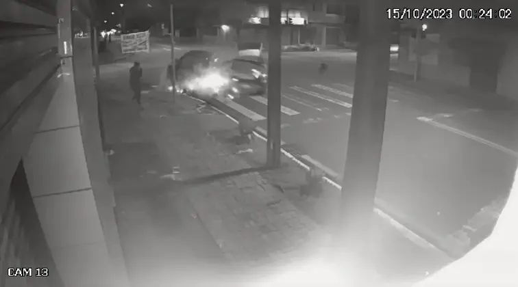 Carro invade calçada e mulher escapa de ser atropelada; assista