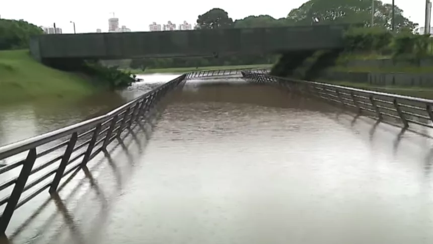 Parque Barigui: Por que a ponte alagou durante os temporais em Curitiba? Entenda