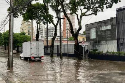 Chuva causa alagamentos em Curitiba durante a tarde deste sábado (7); cidade segue em alerta – CBN Curitiba – A Rádio Que Toca Notícia