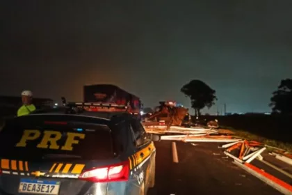 Acidente entre três veículos deixa quatro pessoas mortas na BR-116 | D'Ponta News - Notícias do Paraná