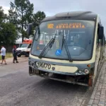 Acidente com ônibus e carro de aplicativo deixa duas pessoas feridas em Curitiba
