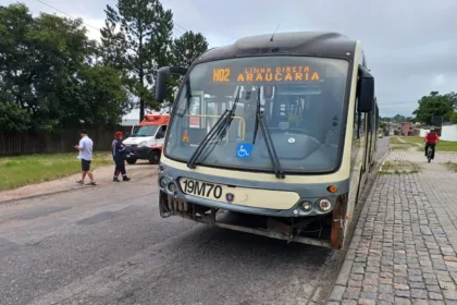 Acidente com ônibus e carro de aplicativo deixa duas pessoas feridas em Curitiba