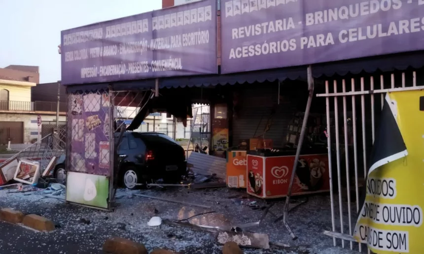 Carro invade loja no Boqueirão e casal sai ileso