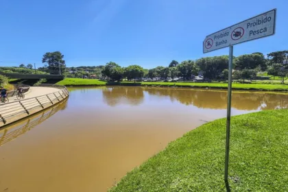 Nadar e pescar em lagos de parques é proibido em Curitiba