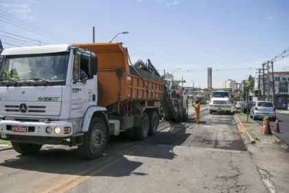 Trecho da Avenida República Argentina está com trânsito em obras