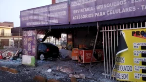 VÍDEO: Câmeras flagram momento em que carro invade e destrói papelaria, em Curitiba
