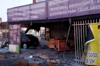 VÍDEO: Câmeras flagram momento em que carro invade e destrói papelaria, em Curitiba