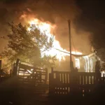 Depósito de recicláveis pega fogo e incêndio se espalha por 3 casas na Vila Pantanal, em Curitiba