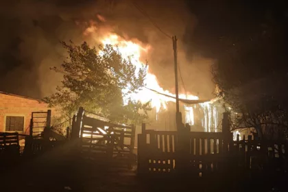 Depósito de recicláveis pega fogo e incêndio se espalha por 3 casas na Vila Pantanal, em Curitiba