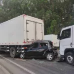 • Engavetamento entre quatro veículos interdita via no Paraná