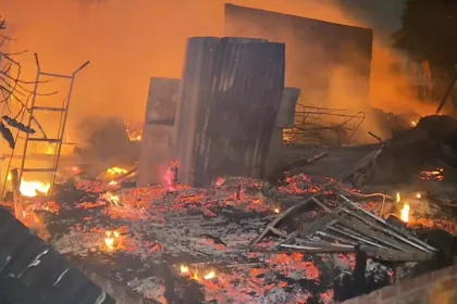 Incêndio destrói três casas de madeira em Curitiba; ninguém se feriu | Paraná