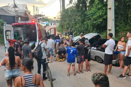 Briga de trânsito: motociclista tem pernas destruídas por motorista após perseguição na Estrada Velha do Barigui, em Curitiba. Veja vídeos
