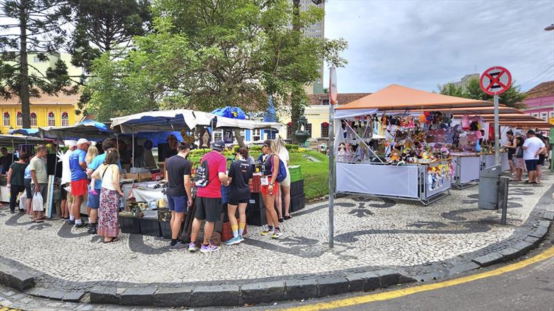 Novas barracas começam a ser testadas na Feirinha do Largo da Ordem, em Curitiba